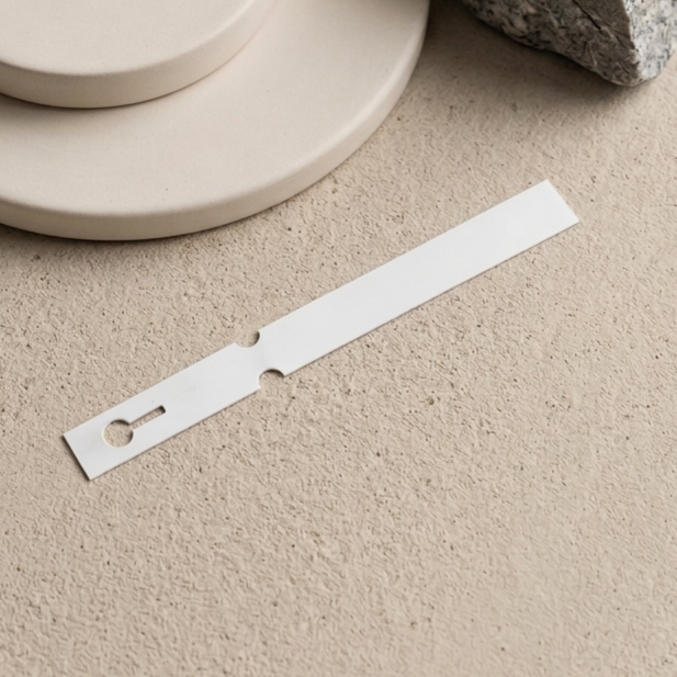 Hängetikett vinyl 16 cm vit – närbild på detalj och kvalitet | Snittblomsfolk